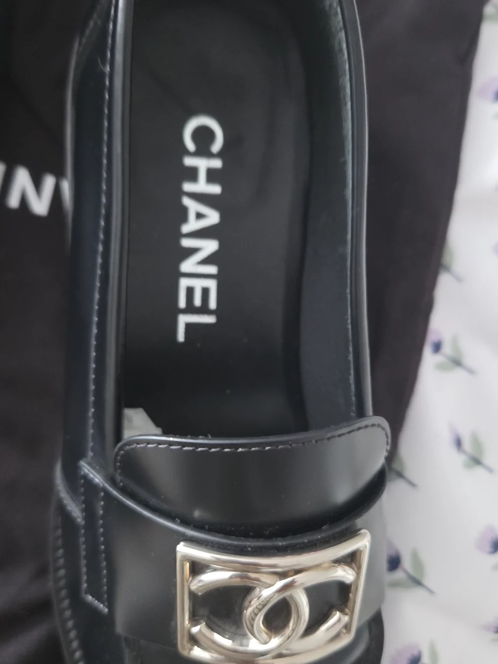Autentic CHANEL Black Leather CC Logo Loafers with Gold Hardware - Picture 6 of 12